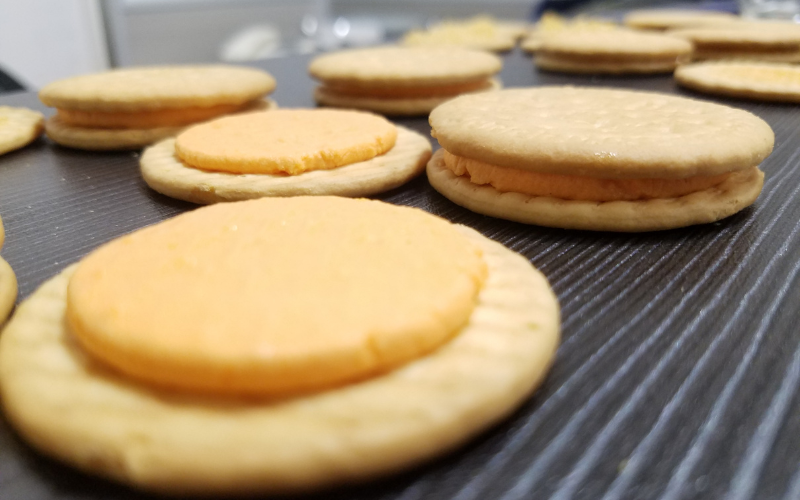 Biscuit Sandwiching Machine Connect To Flow Wrapping Machine Biscuit Sandwiching Machine Connect To Flow Wrapping Machine