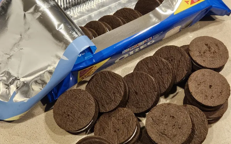 The Mini Oreo Flipping Problem: A Smart Semi-Auto Solution for Small Manufacturers The Mini Oreo Flipping Problem: A Smart Semi-Auto Solution for Small Manufacturers